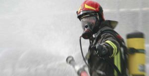 Incendio in un condominio: famiglie evacuate con aiuto dei Carabinieri