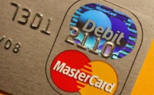 La deruba del bancomat e quindi le ruba soldi dal conto: denunciato