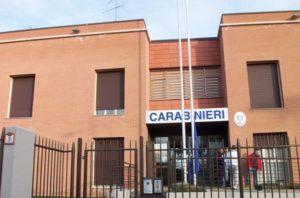 Dopo lo schianto col ciclomotore viene trovato in possesso di droga: denunciato