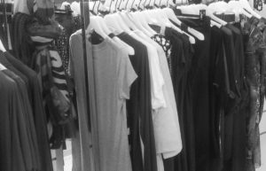 Chiude negozio e sparisce con l’abbigliamento in conto vendita: denunciato dai carabinieri