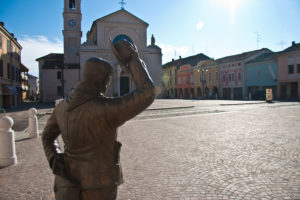 Brescello, litiga col vicino e appicca il fuoco allo zerbino