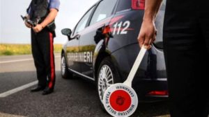 Fugge all’alt dei carabinieri: arrestato