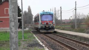 Colpito alla testa dal treno in transito mentre dormiva a ridosso dei binari: muore a Bibbiano