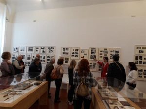 La Biblioteca Panizzi non va in vacanza. Prorogata la mostra “Famiglie. Un mondo di relazioni”