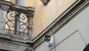Ripreso dalle telecamere durante furto in abitazione, denunciato