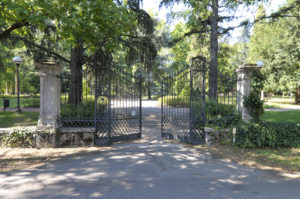 Adesca e palpeggia due minorenni al parco: 87enne recidivo arrestato