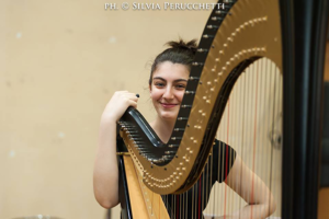 L’arpista Morgana Rudan il 7 agosto a Scandiano