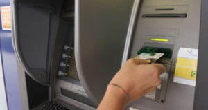 “Ho perso il Bancomat”, ma gliel’aveva rubato il fratello