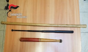 Reggio Emilia. Bastone, mazza e manganello d’accaio nel proprio arsenale. Donna denunciata per porto abusivo di armi dai Carabinieri