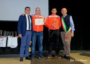 In quattrocento per la Notte degli sport, tra premi e solidarietà. Donati 1000 euro per trasformare una discarica abusiva in un campo sportivo a Bacoli (NA)