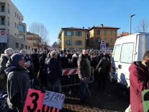 Salvini a Casalgrande: in trenta stretti (che nei selfie si sembra di più) attorno al nuovo dio