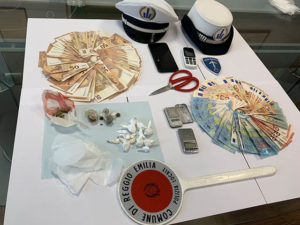 Reggio Emilia, stroncato giro di cocaina dietro il polo scolastico di via Makallè. In manette un 28enne