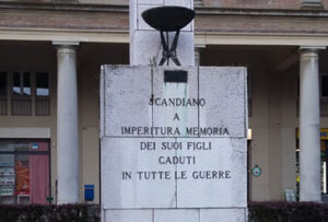 La memoria resiste, Scandiano celebra il 25 aprile. Sindaco e vicesindaco depongono le corone di fiori in due cippi