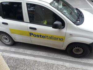 Auto delle poste contro moto: un modenese ferito a Casalgrande
