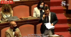 Salvini: “I porti aperti hanno salvano vite e i porti chiusi condannano a morte migliaia di persone”. E’ cotto tra gli applausi