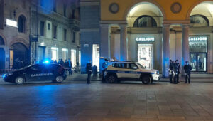 Reggio Emilia, spari in piazza del Monte. Quattro feriti, uno è grave