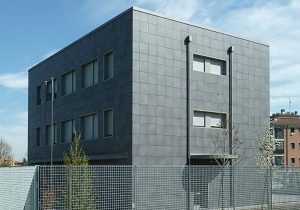 La caserma è chiusa, lui dà in escandescenze e danneggia i cartelli: i Carabinieri lo denunciano