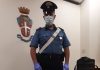 Tenta di fuggire “seminando” eroina nei giardini di case private: arrestato