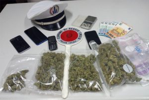 Reggio Emilia, 18enne spacciava vicino a casa. Arrestato