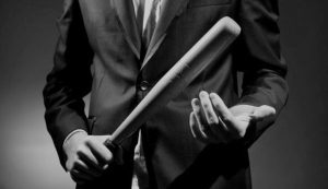 Al parco con una mazza da baseball, ragazzino deferito