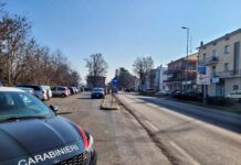 Cocaina nei calzini e martello e cutter sotto il sedile: due denunciati