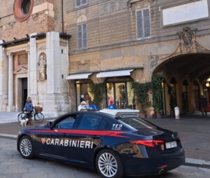 Prima aggredisce i passanti e poi i Carabinieri. Un arresto