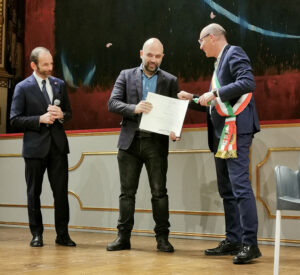 Reggio Emilia conferisce la cittadinanza onoraria a Roberto Saviano