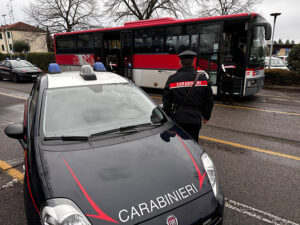Sparano nell’autobus che li porta a scuola. Denunciati