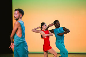 Al Teatro Valli la danza minimalista di Sasha Waltz su musiche di Terry Riley eseguite dal vivo. Imperdibile spettacolo