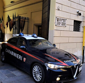 Rapinatore arrestato dai Carabinieri dopo furto in negozio di abbigliamento