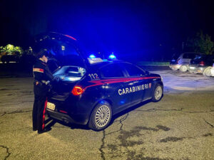 Aggredisce i passanti e i Carabinieri: 21enne arrestato
