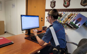 Giovane 28enne stalkerizza il fratello maggiore: denuncia e divieto di avvicinamento