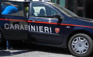 In auto con manganello telescopico e bastone: denunciato 22enne residente nella bassa