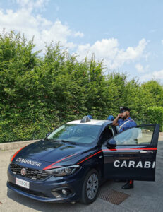 Svuota un portafogli trovato a terra di 450€ e poi lo consegna ai Carabinieri. Denunciata