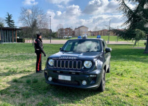 Minacciato al parco e colpito con un coltello al volto: due denunciati
