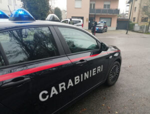 Sperona auto dei Carabinieri per evitare un controllo e ne ferisce due: arrestato