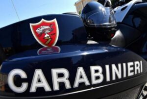 Scappa dai Carabinieri e perde il borsello con la droga: denunciato
