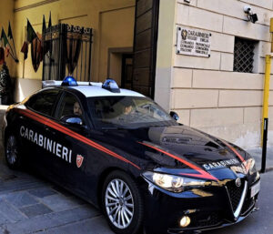 Sorpreso a rovistare nei borsoni di un centro sportivo: minorenne denunciato dai Carabinieri