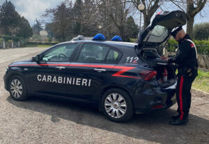 Vengono ripresi dalle forze dell’ordine perché non rispettano le norme sui rifiuti, loro aggrediscono i Carabinier