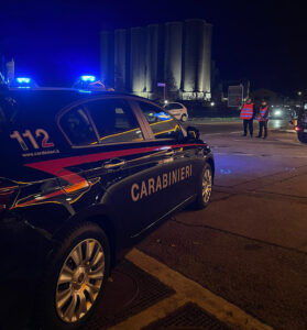 Schiamazzi e rumori molesti in condominio: intervengono i Carabinieri e trovano la droga sul tavolo