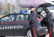 Inseguimento da film nel reggiano: tentano di investire i Carabinieri dopo una fuga ad alta velocitĂ , arrestati