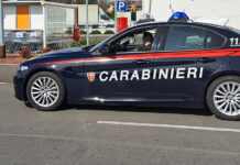 Vedono i Carabinieri e accelerano per fuggire: tre denunciati con arnesi da scasso in auto