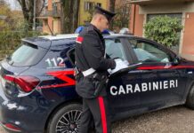 Avvicinato un conoscente nei pressi della stazione ferroviaria, lo minacciano con un coltello e lo costringono a prelevare contante dal bancomat