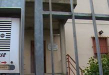 Si cerca di regolare questioni sentimentali con una mannaia davanti a scuola: denunciato un minorenne