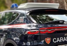 Reggio Emilia, durante un controllo al bar insulta i militari: era in possesso di droga e di un’arma