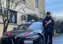 Furiosa lite a colpi di bastone telescopico: denunciato un 46enne