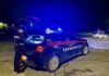 Rapinato da una mandria di giovani aggressori cerca rifugio nell’auto dei Carabinieri
