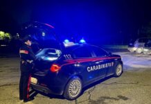 Rapinato da una mandria di giovani aggressori cerca rifugio nell’auto dei Carabinieri
