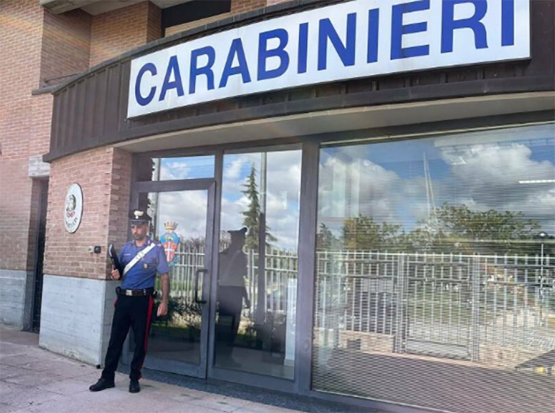 Taglia la strada a un furgone, aggredisce il conducente con un pugno al volto e ne danneggia il mezzo: 51enne denunciato dai Carabinieri