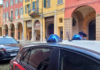 Correggio. Inseguito e minacciato con un coltello per un monopattino: giovane di 20 anni scappa e finisce contro un’automobile